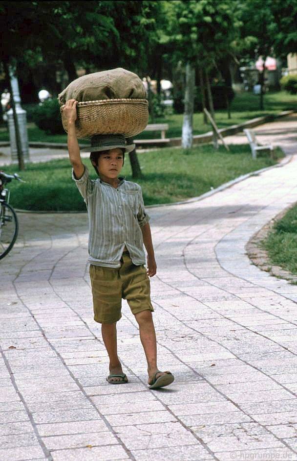 Cậu bé bán bánh mì dạo bên Hồ Gươm, 1992.